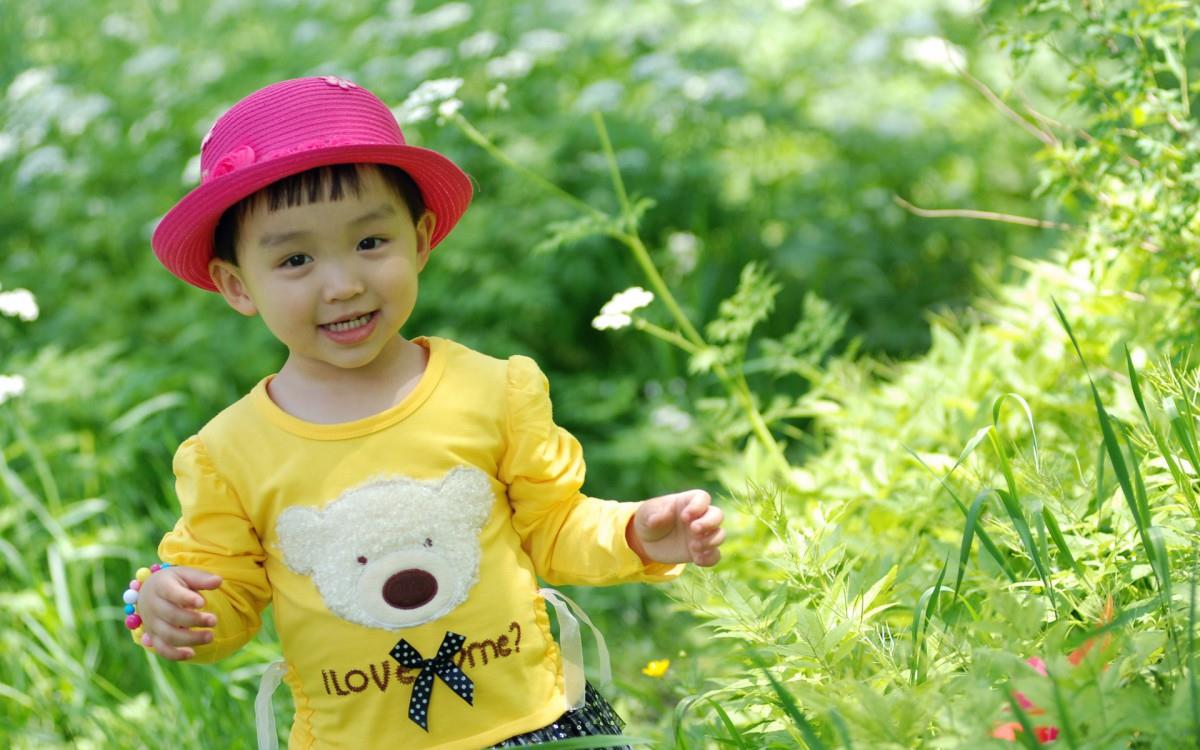 可爱宝贝户外摄影图片