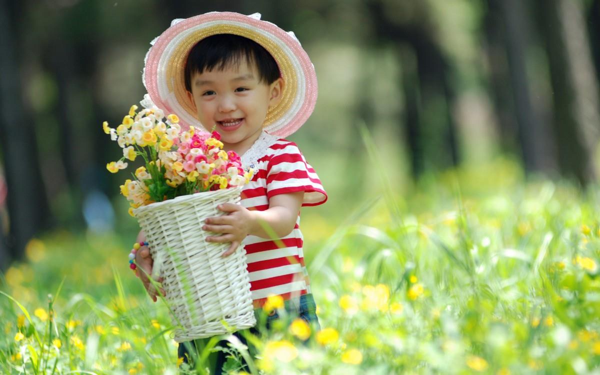 可爱宝贝户外摄影图片