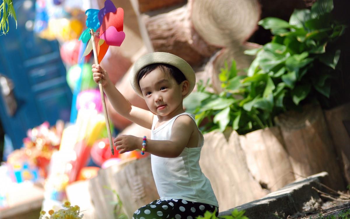 可爱宝贝户外摄影图片