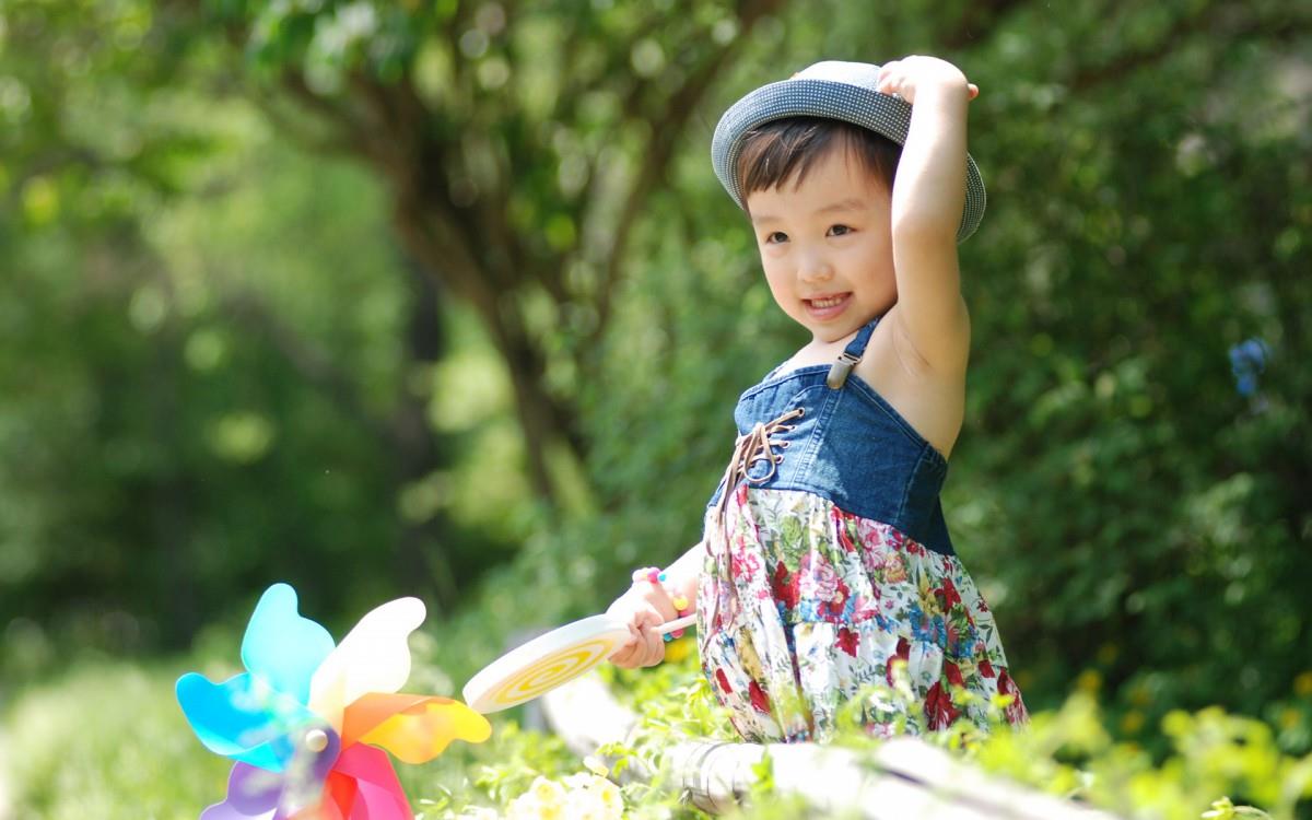 可爱宝贝户外摄影图片