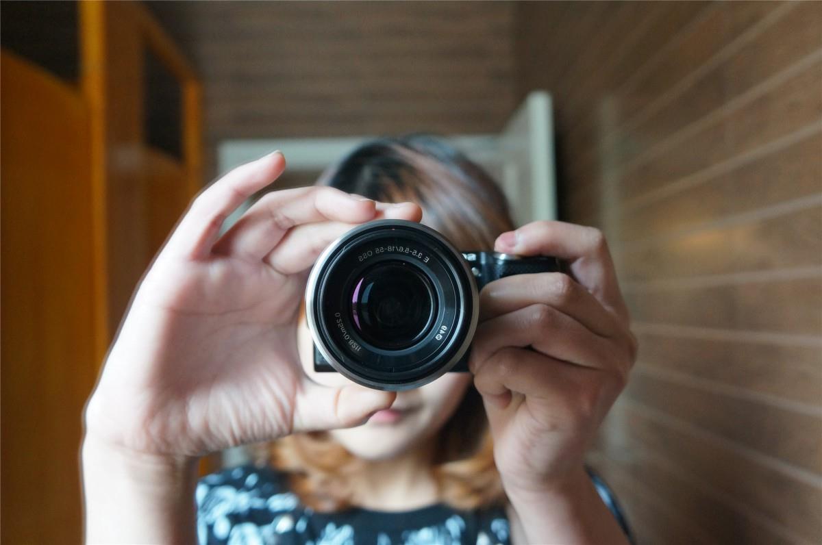 相机少女摄影图片