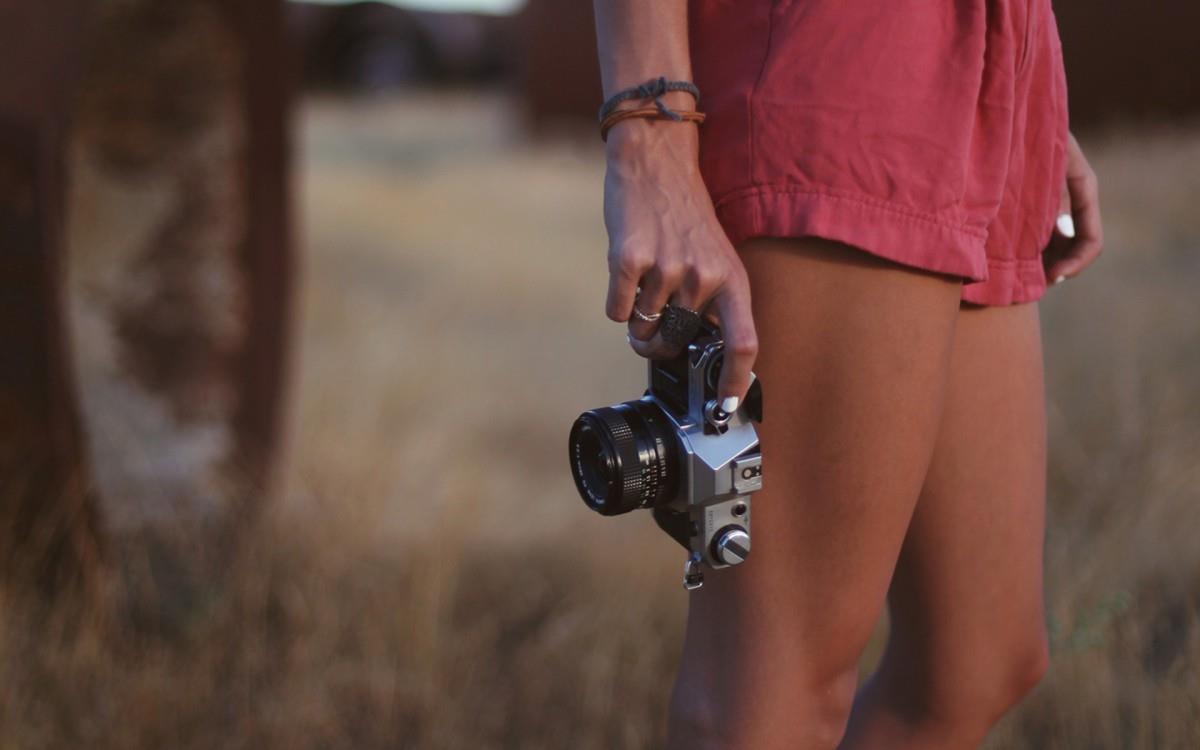 相机少女摄影图片