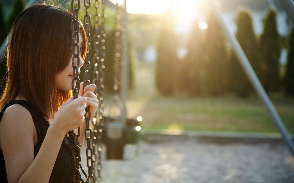 荡秋千的少女图片大全