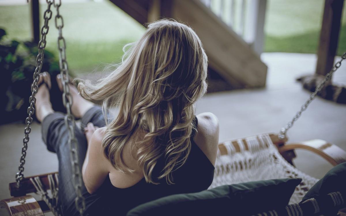 荡秋千的少女图片大全