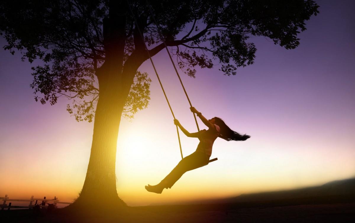 荡秋千的少女图片大全