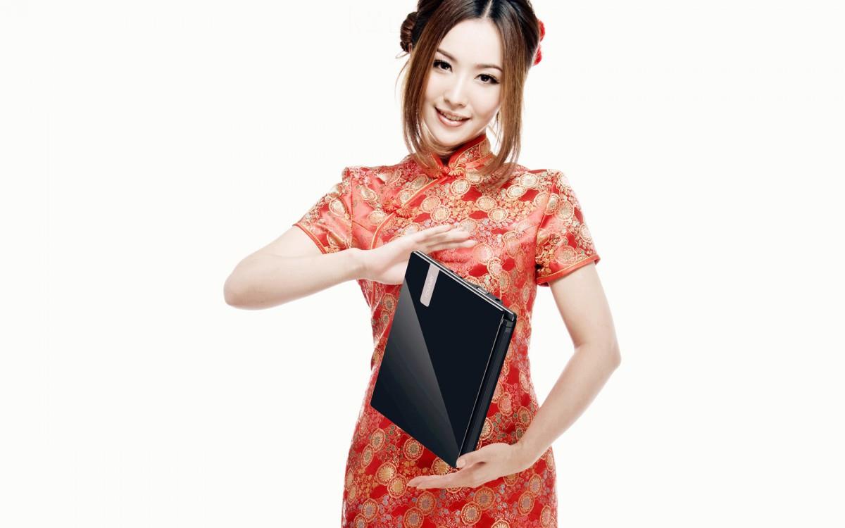 旗袍美女与笔记本电脑图片