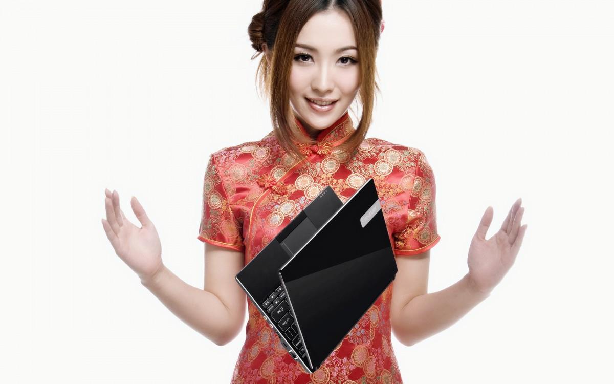 旗袍美女与笔记本电脑图片