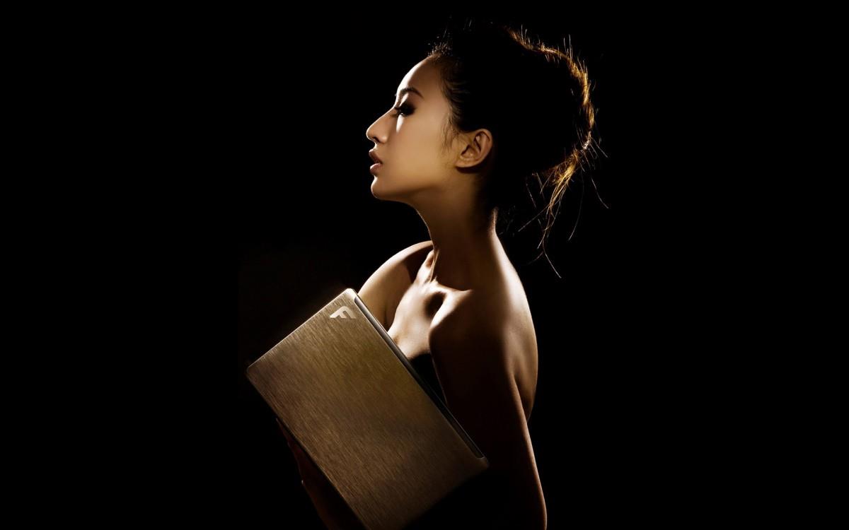 旗袍美女与笔记本电脑图片