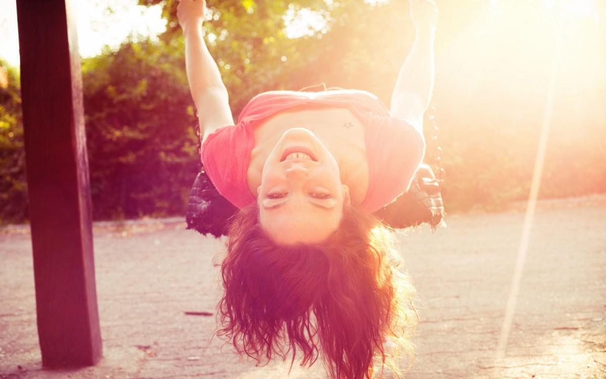 荡秋千的少女图片大全