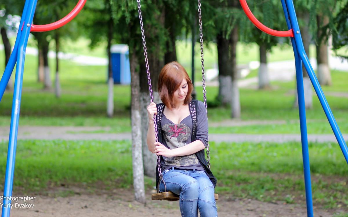 荡秋千的少女图片大全