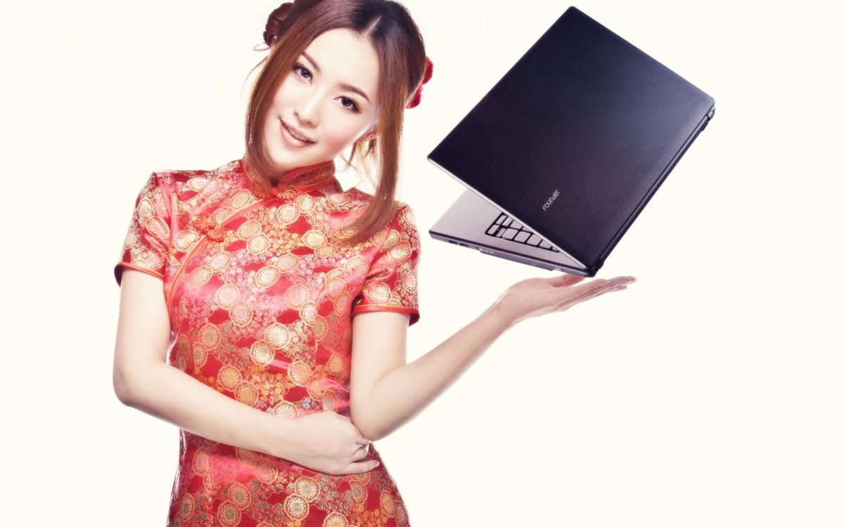旗袍美女与笔记本电脑图片
