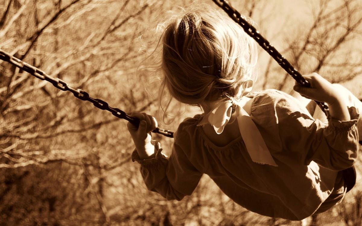 荡秋千的少女图片大全