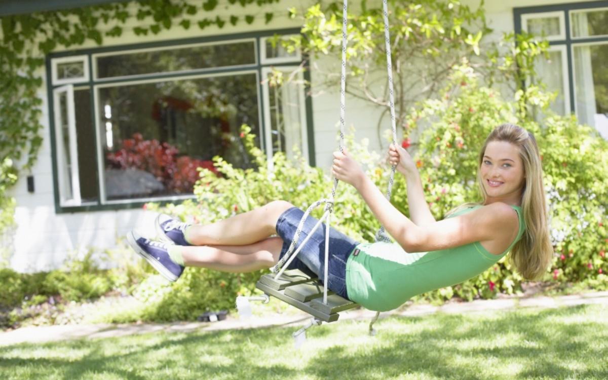 荡秋千的少女图片大全