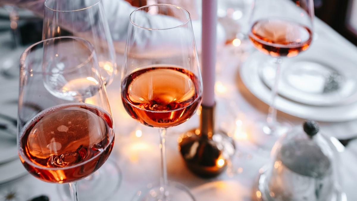 高脚杯中的红酒图片