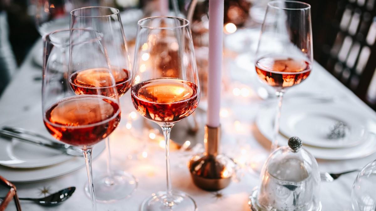 高脚杯中的红酒图片