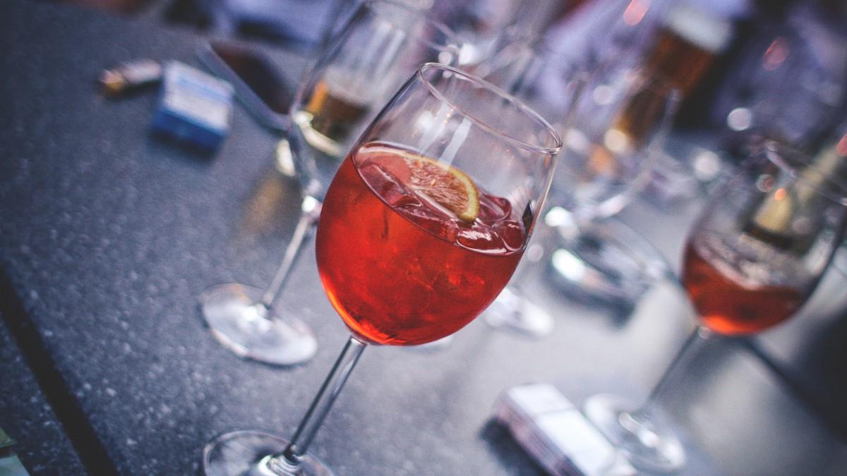 高脚杯中的红酒图片