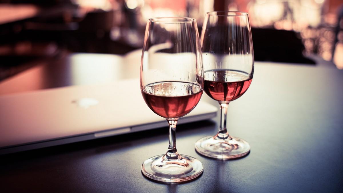 高脚杯中的红酒图片