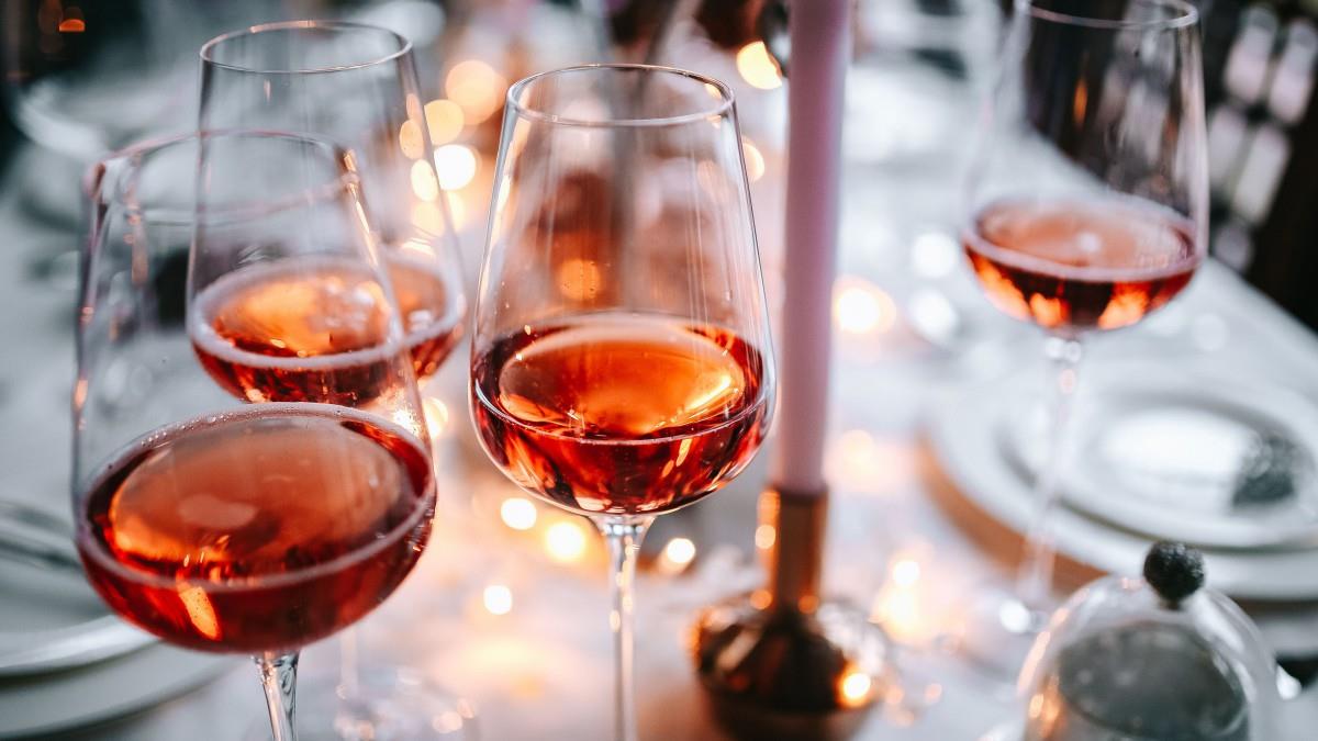 高脚杯中的红酒图片