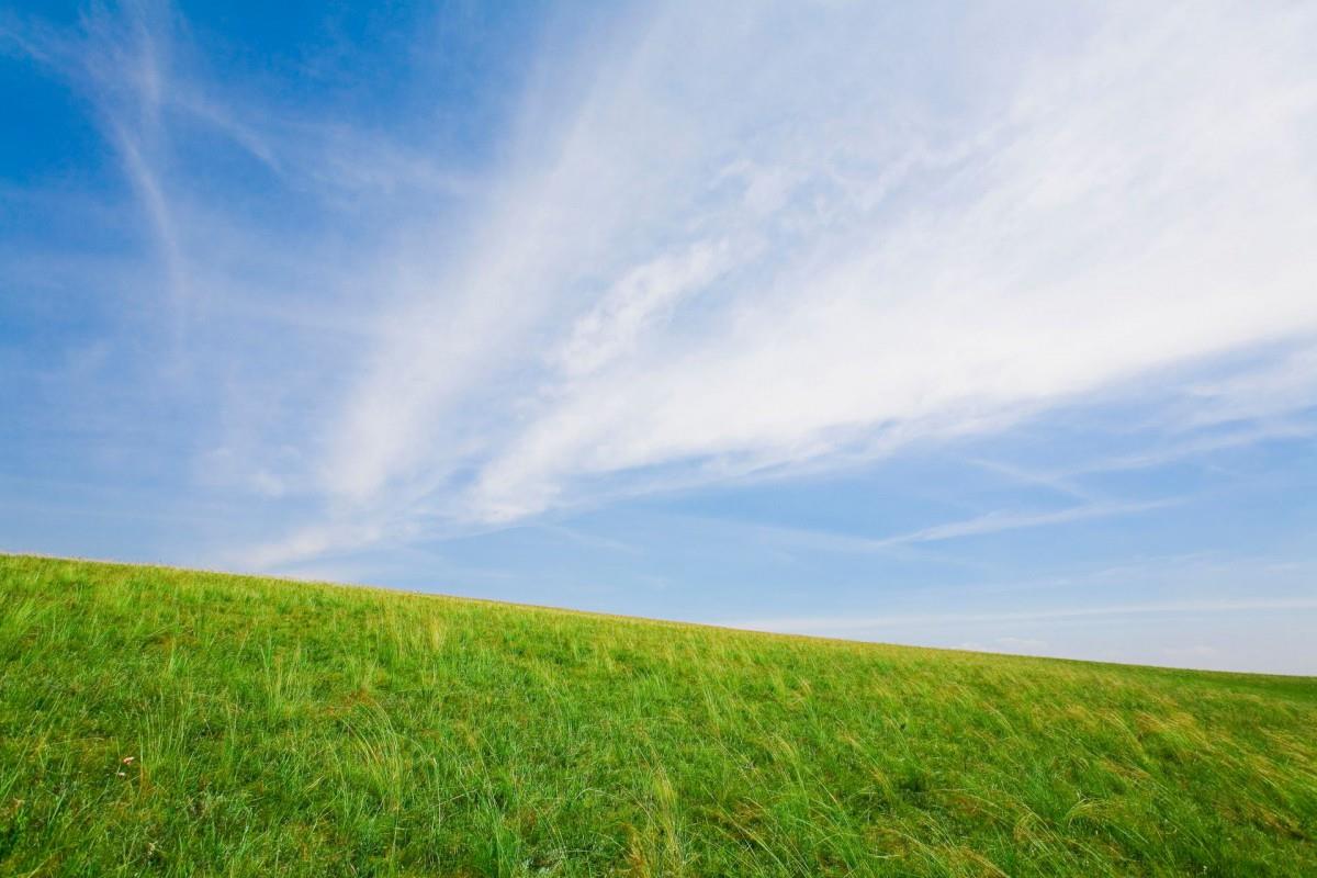 草原上的蓝天白云图片
