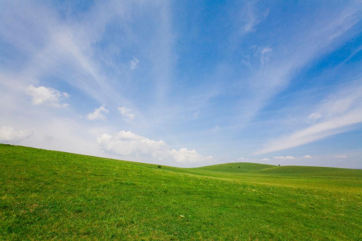 草原上的蓝天白云图片