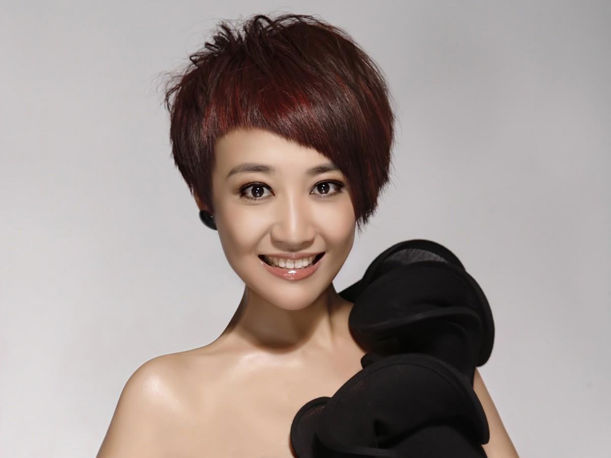 主持人左岩图片