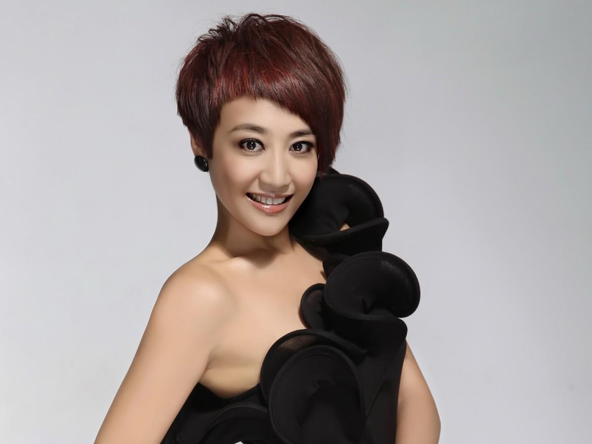 主持人左岩图片