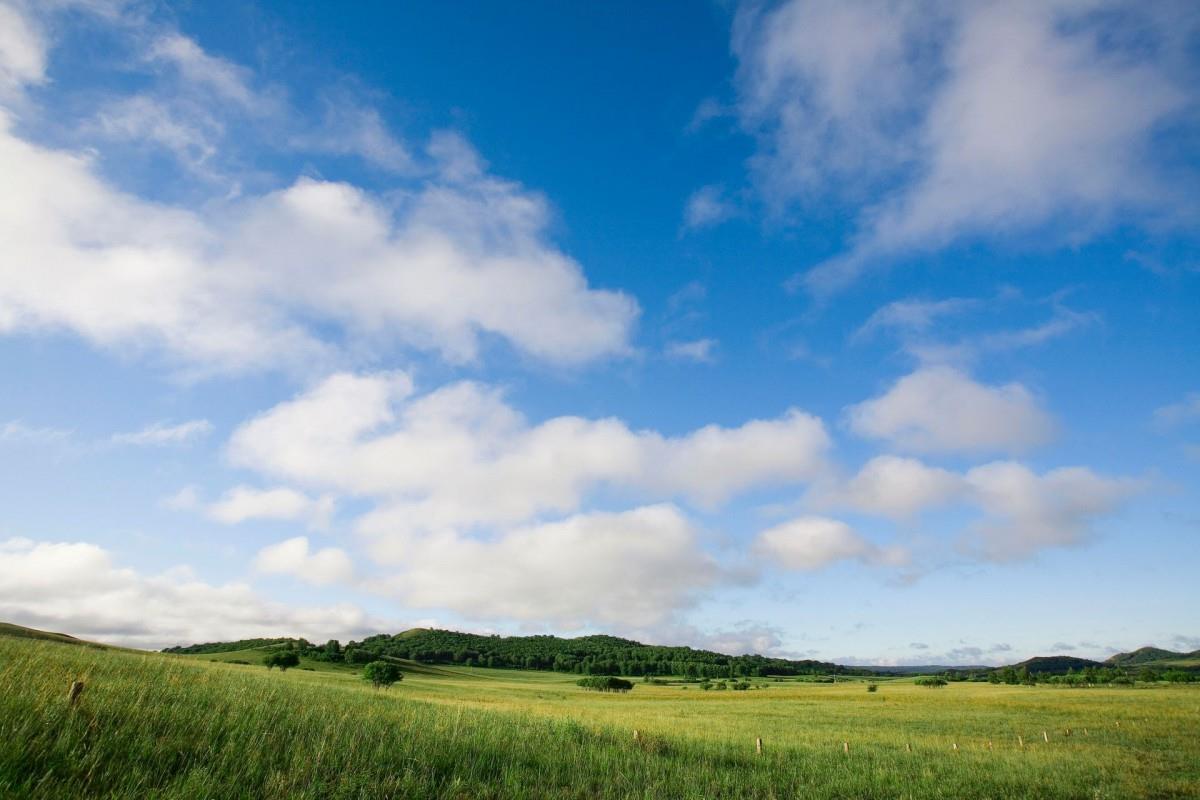 草原上的蓝天白云图片