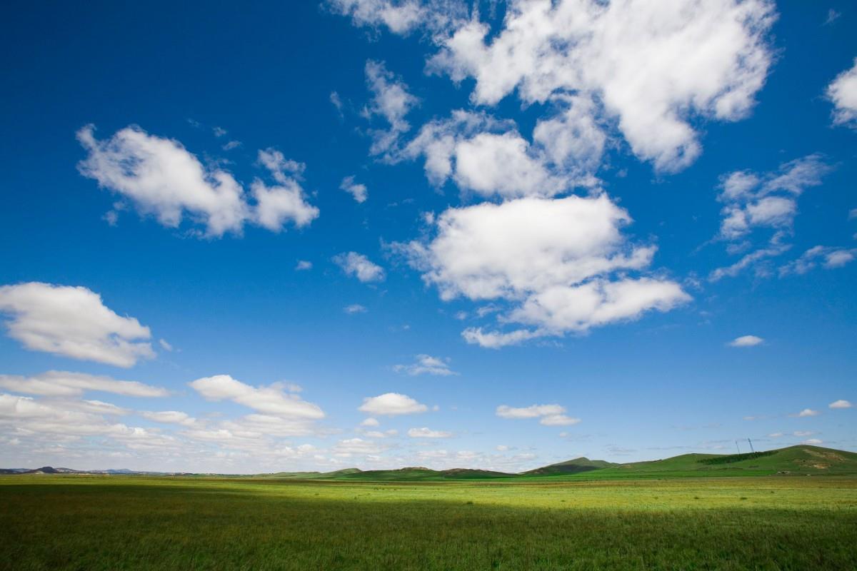 草原上的蓝天白云图片