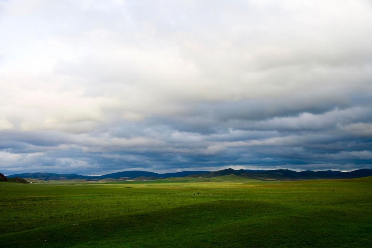 草原上的蓝天白云图片