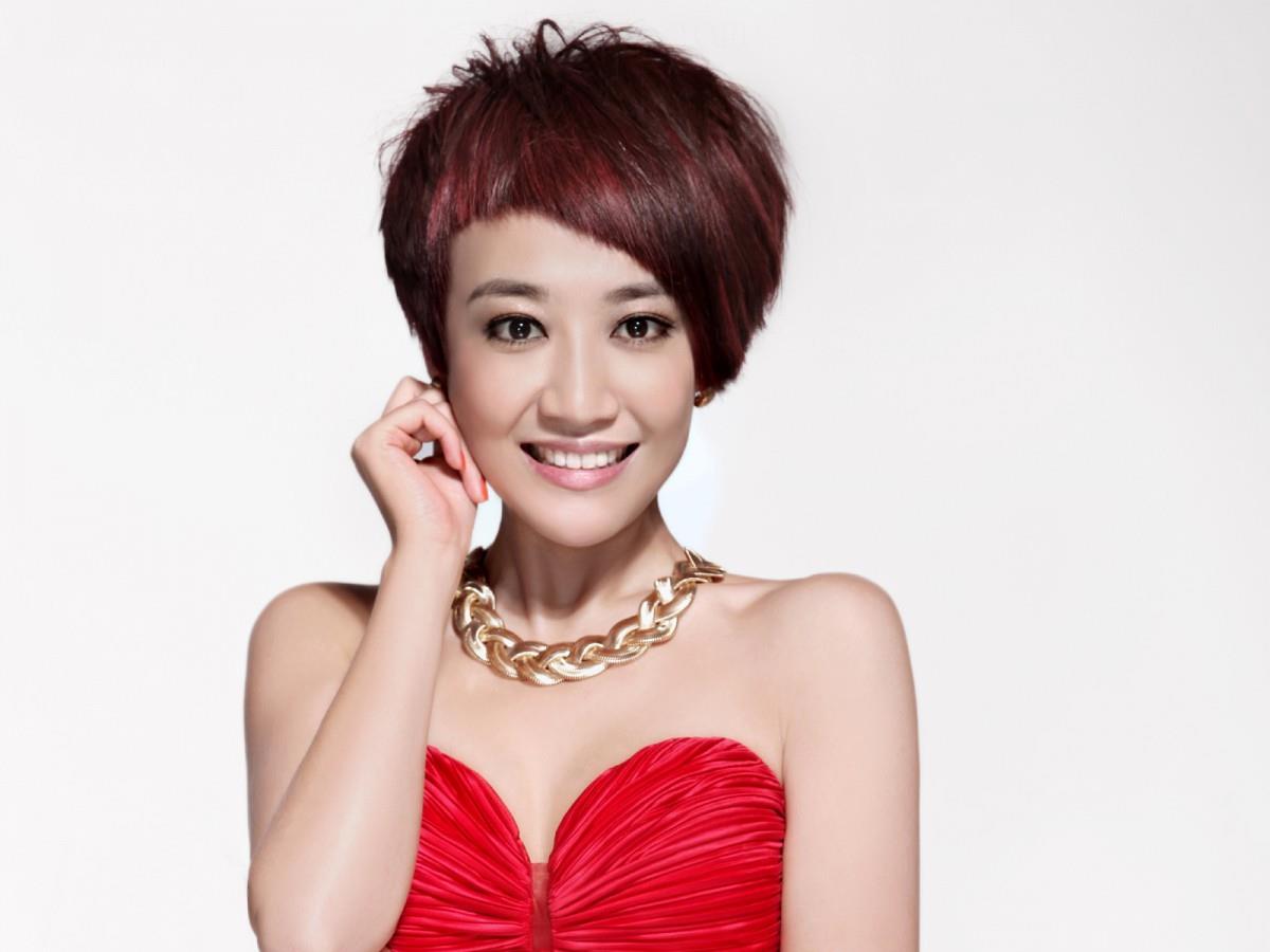 主持人左岩图片