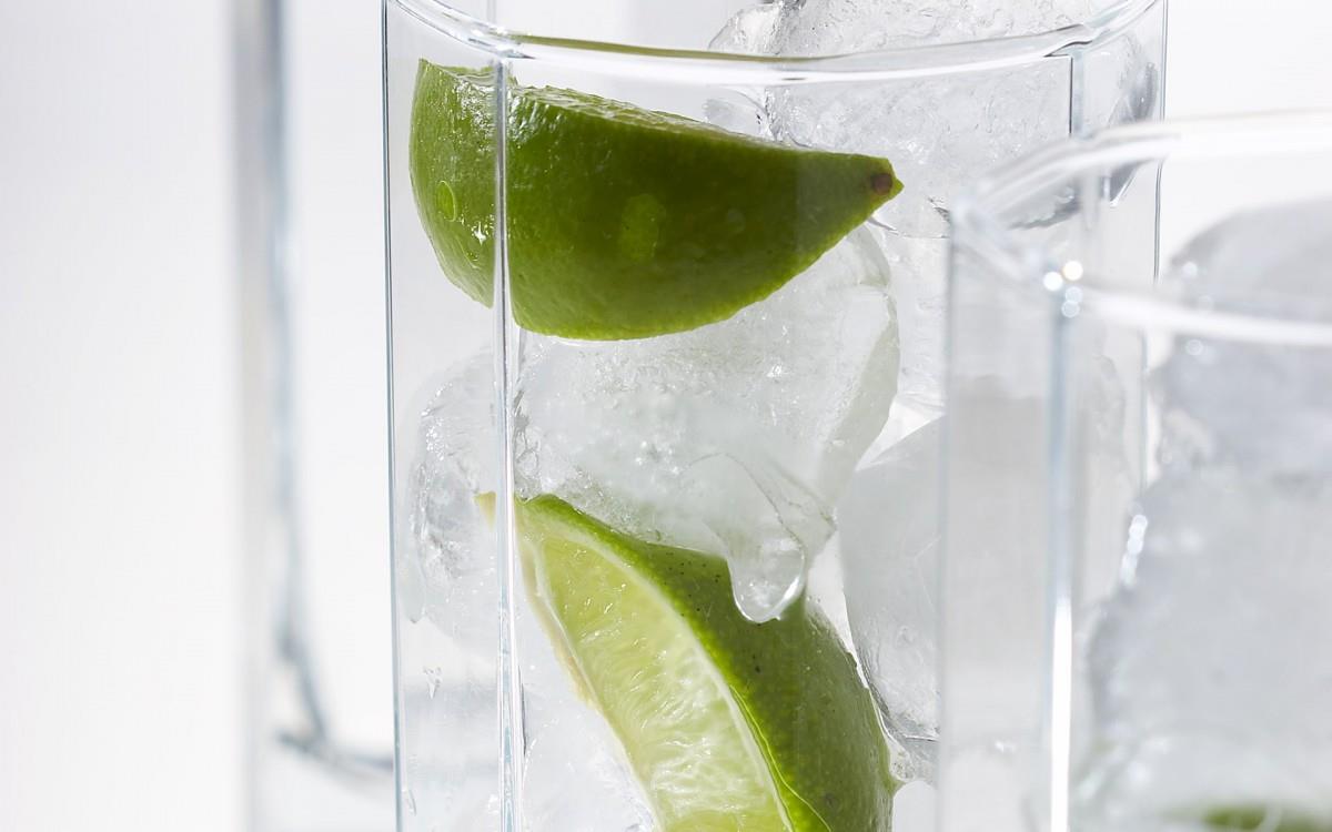 清凉一夏冰块饮料图片