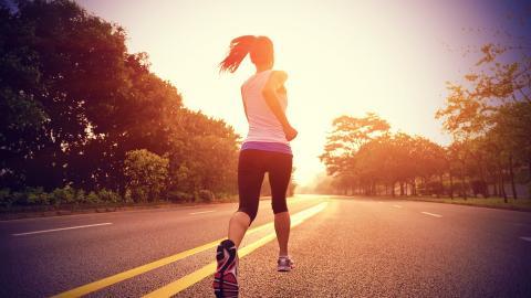 女性跑步运动图片