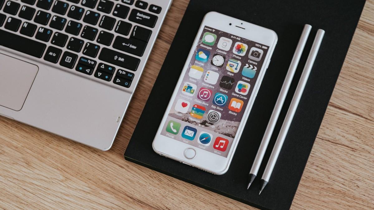 笔记本电脑和苹果手机图片