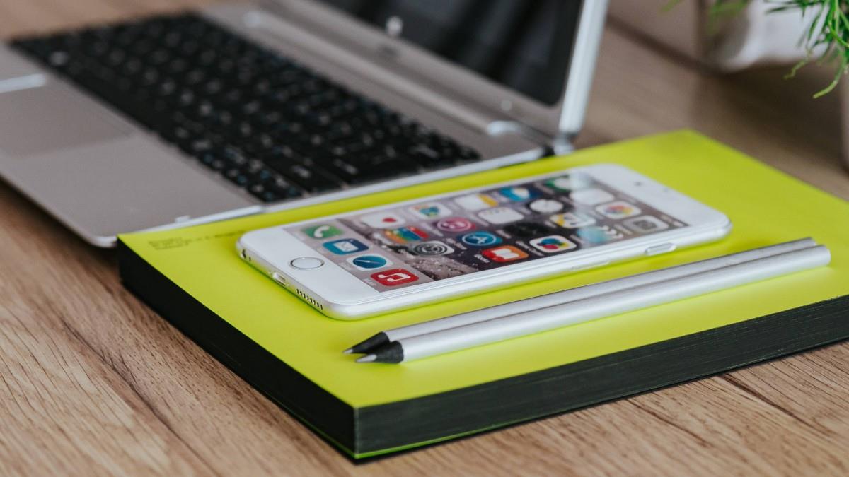 笔记本电脑和苹果手机图片