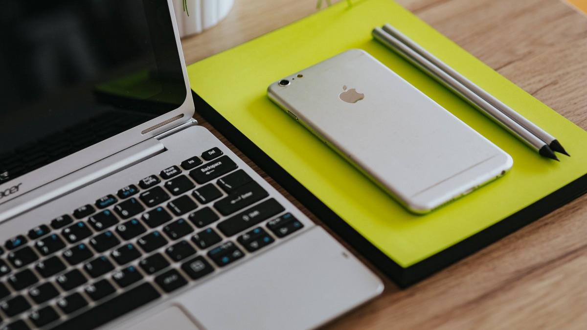 笔记本电脑和苹果手机图片