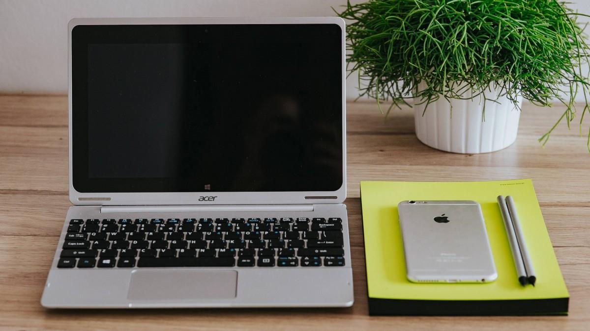 笔记本电脑和苹果手机图片