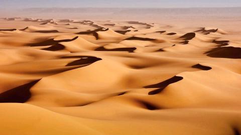 荒凉的沙漠戈壁风光