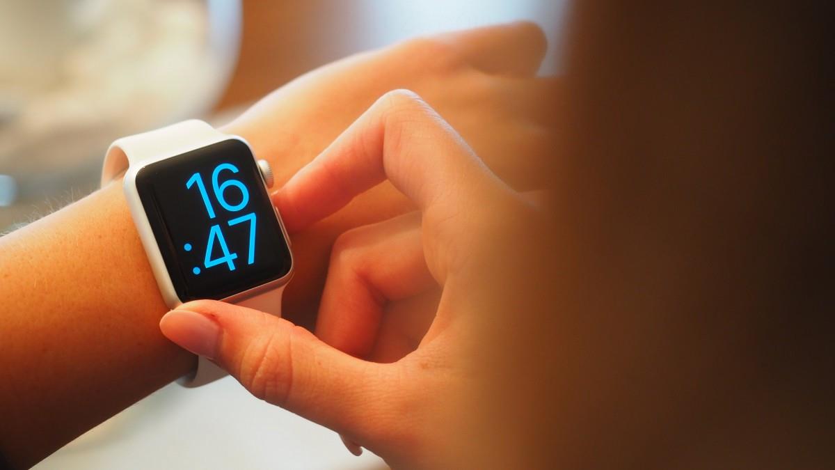 手腕上的智能手表图片