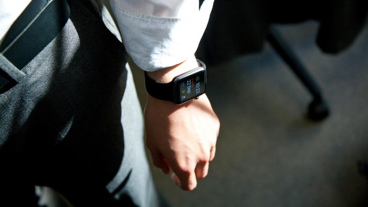 手腕上的智能手表图片