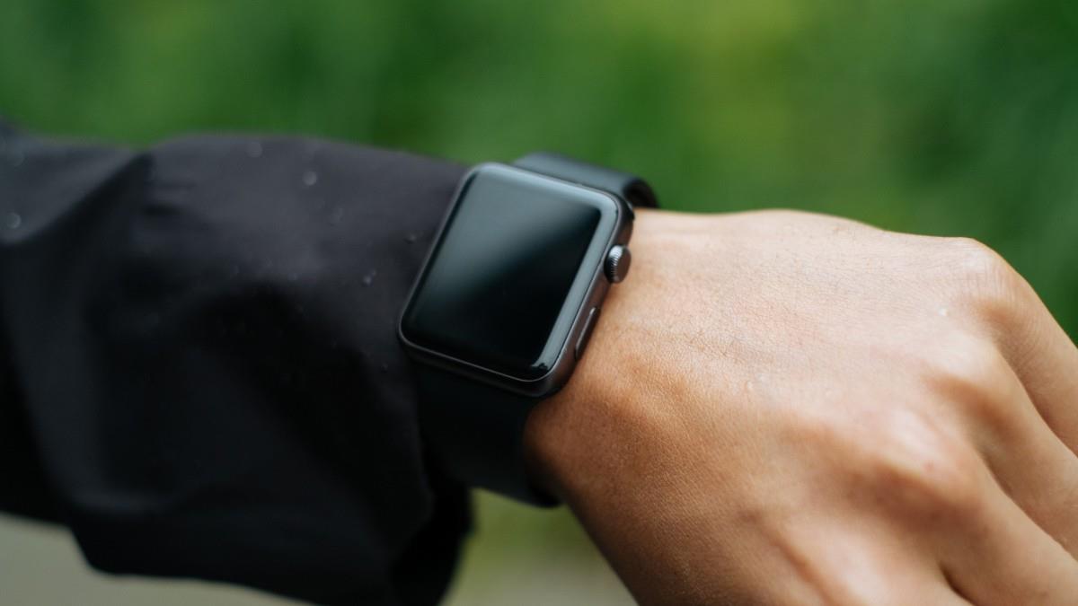 手腕上的智能手表图片