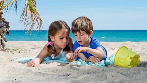 海边沙滩上玩耍的儿童图片