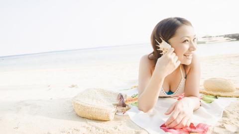 夏日海边沙滩女孩图片