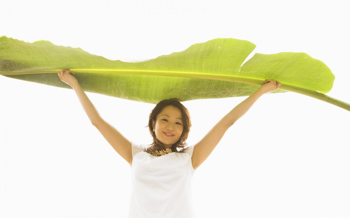 夏日海边沙滩女孩图片