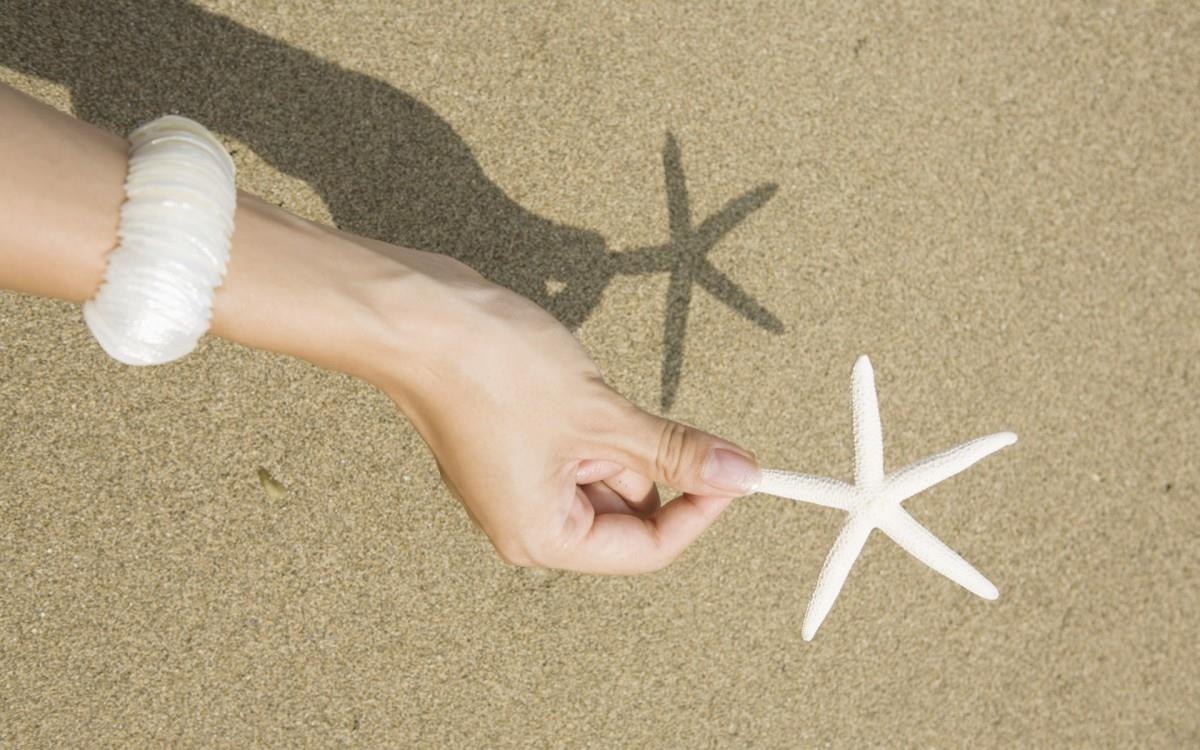 夏日海边沙滩女孩图片