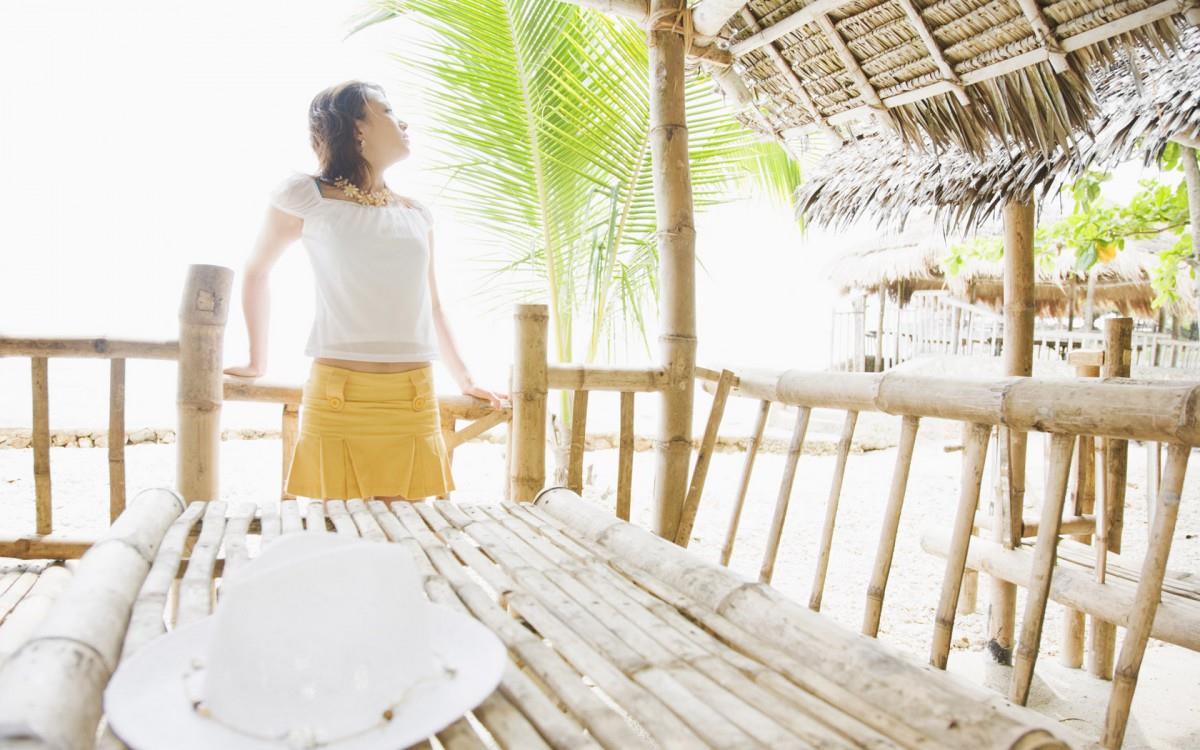 夏日海边沙滩女孩图片
