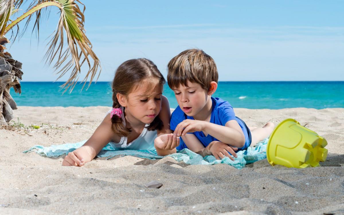 海边沙滩上玩耍的儿童图片