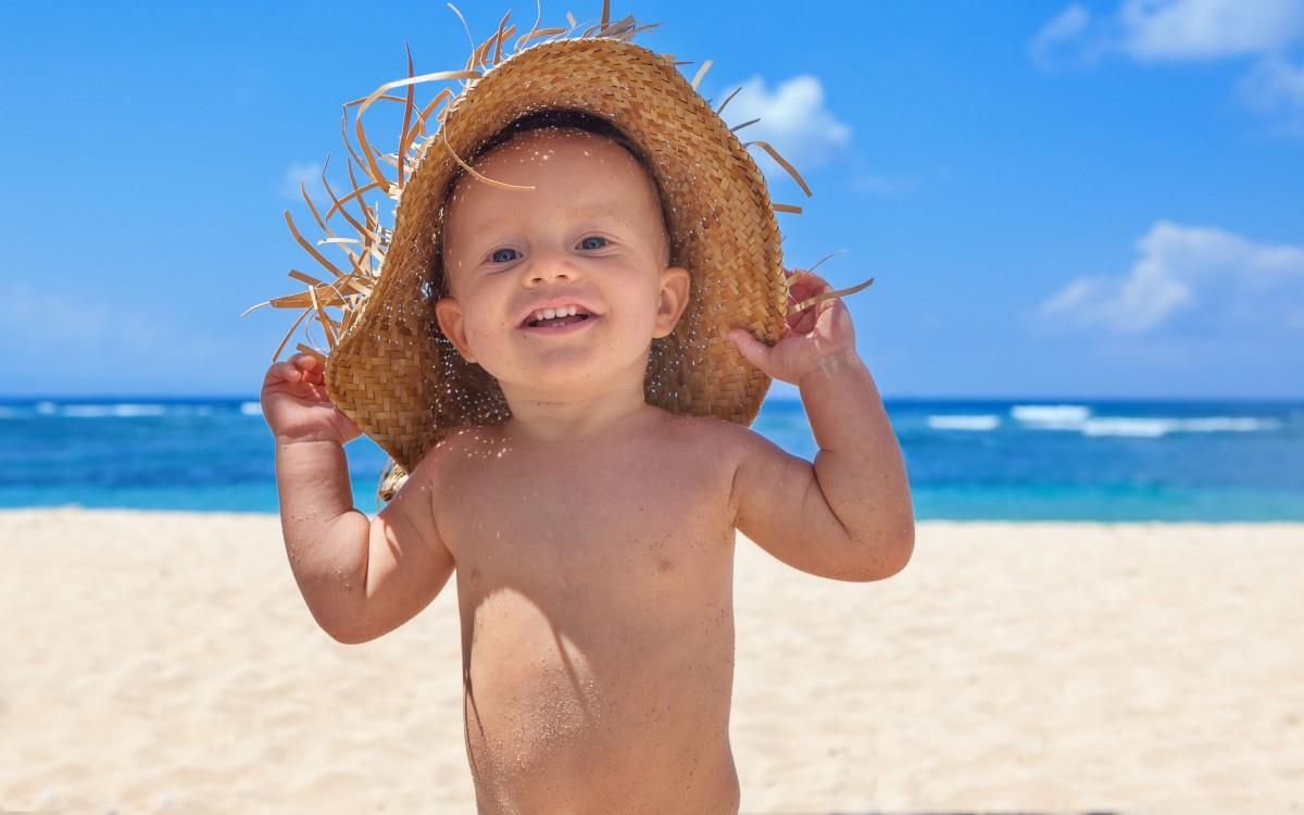 海边沙滩上玩耍的儿童图片