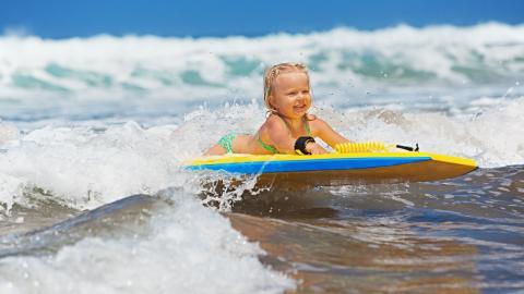 海边沙滩上玩耍的儿童图片