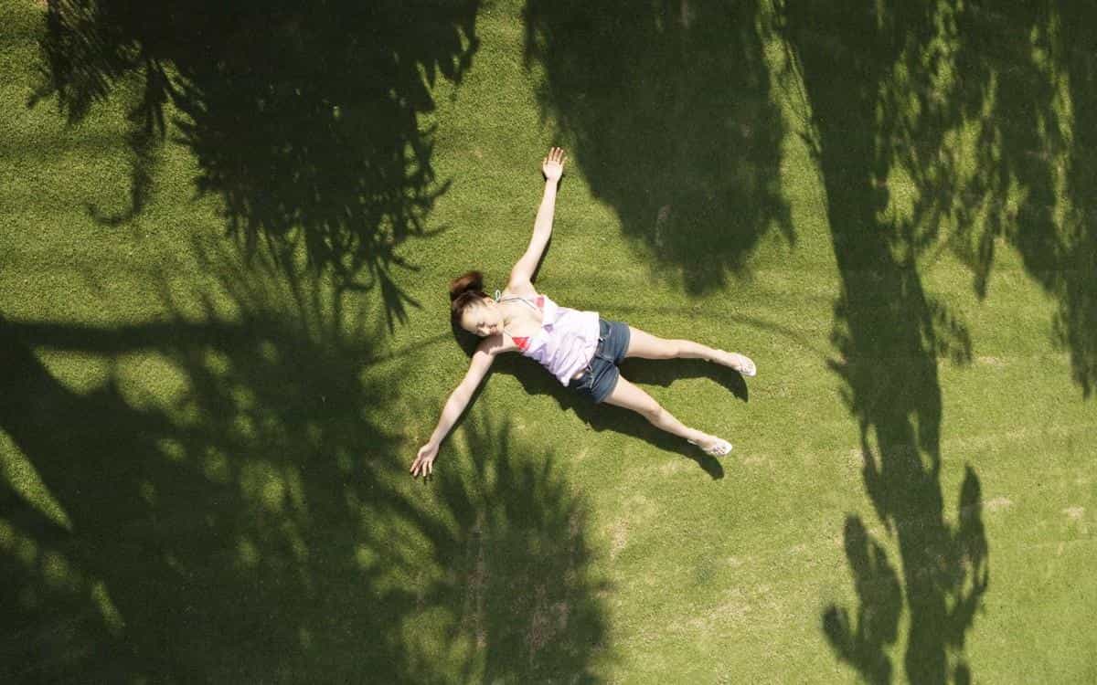 夏日海边沙滩女孩图片