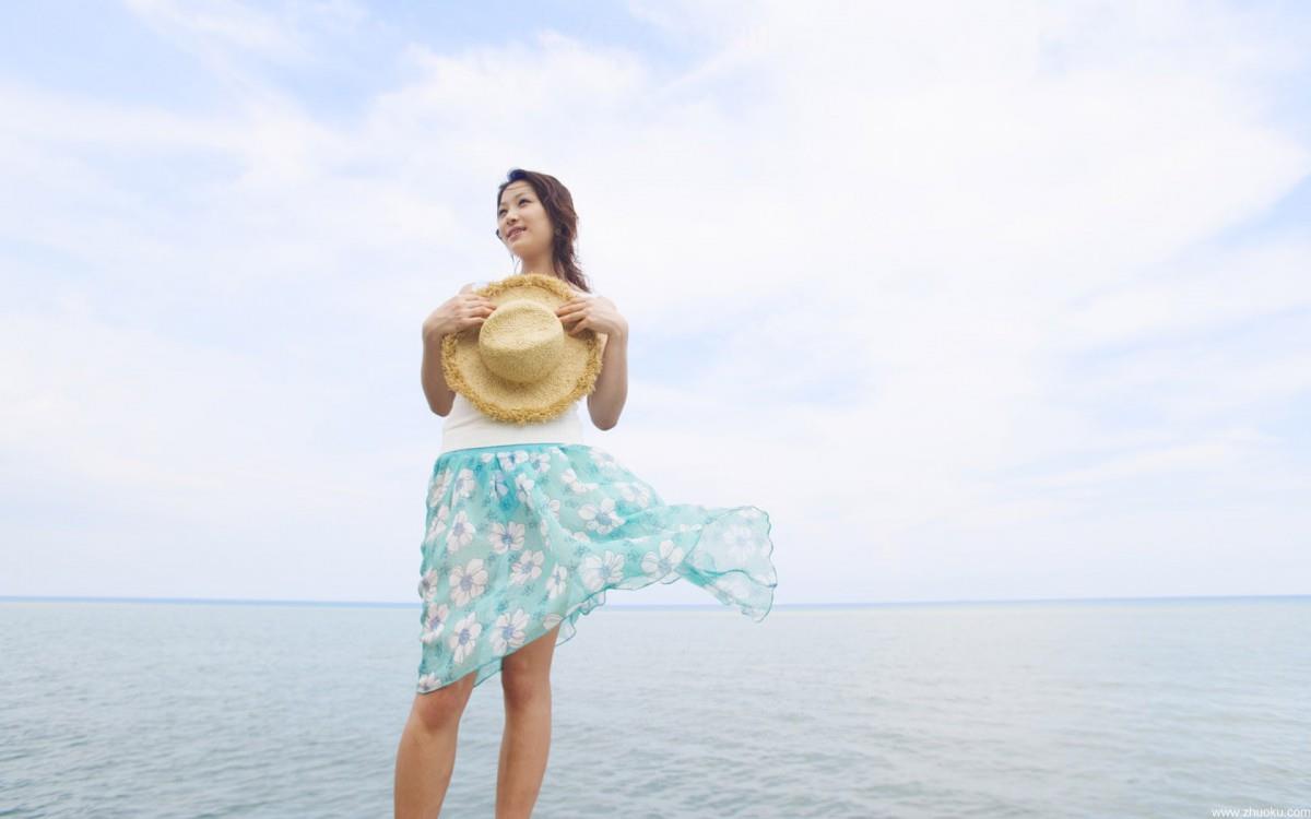 夏日海边沙滩女孩图片